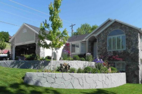 Charming 2BR 1BA 2Parking Amenities Skiing&Hiking